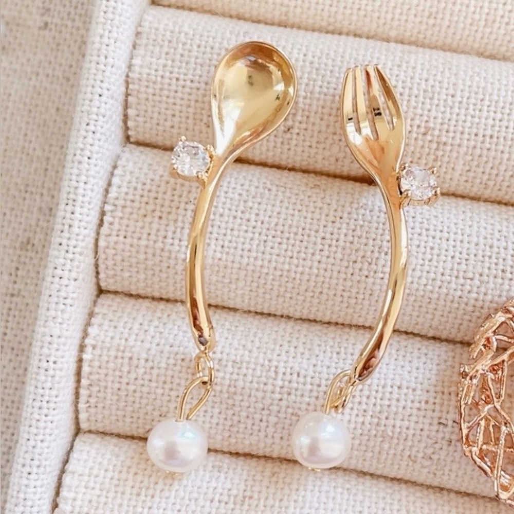 Fork pearl earrings